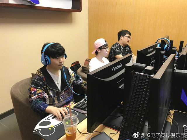 双后腰在攻